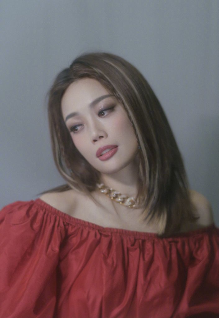 容祖儿初恋舞台重回80年代一字肩红裙造型好娇俏