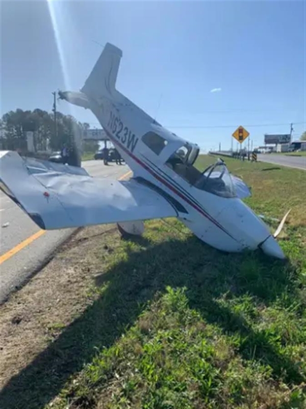 美国一架飞机因故障坠毁高速公路 过路司机拍下恐怖画面