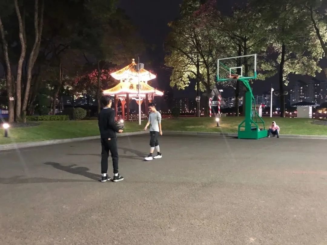 12月6日晚，珠江边的篮球场，有年轻人在打球。