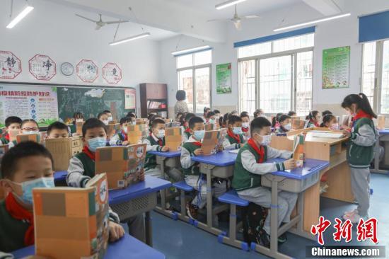 南昌松柏学校松柏校区一教室内，学生正在早读。 刘力鑫 摄