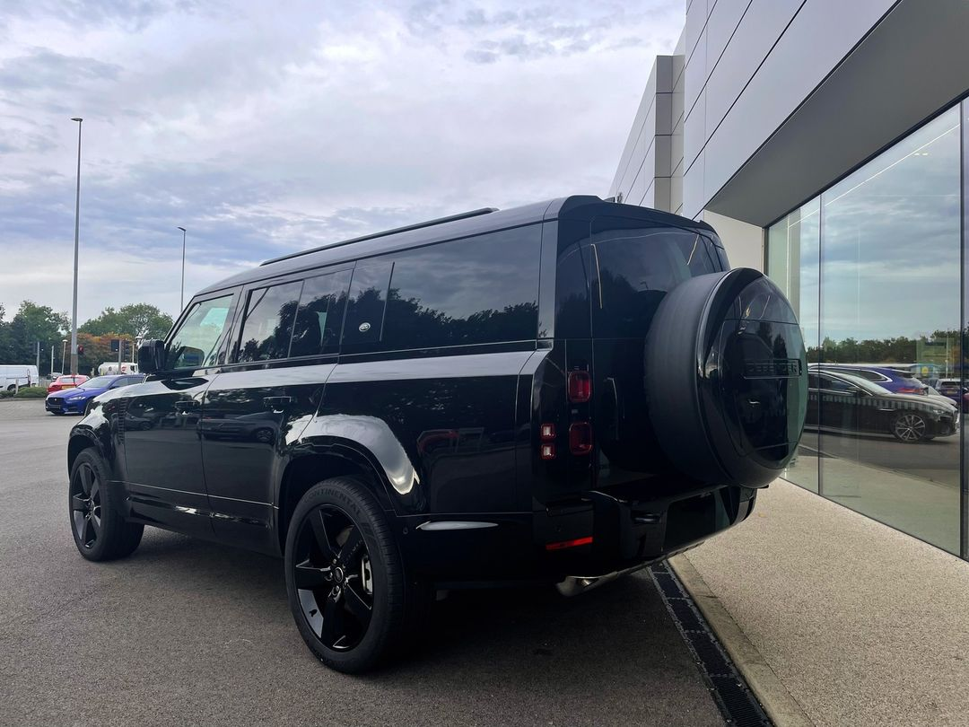 8座版本的路虎卫士130亮相 海外售价62万人民币_凤凰网汽车_凤凰网