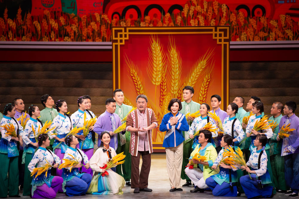 9月1日,演员在开幕式文艺演出中表演根据《土地长歌》剧本选段创作的评剧《手中饭碗端得稳》。
