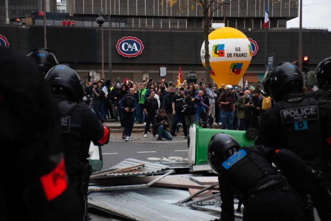当地时间2022年10月18日，法国巴黎，在巴黎的罢工抗议者与当地警察发生了冲突。图/IC photo