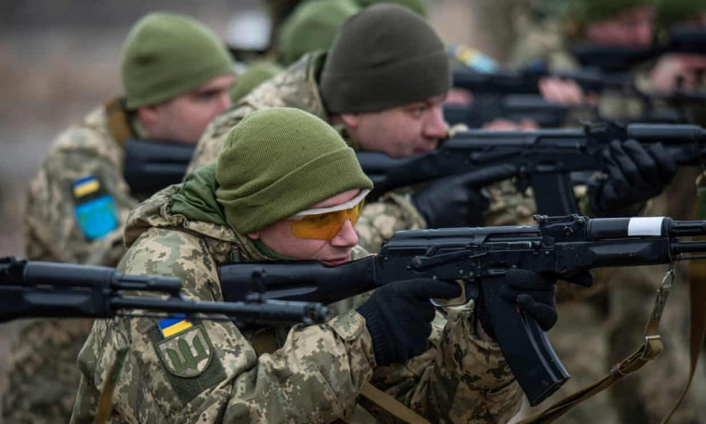 乌克兰平民接受武装部队的训练 图源:卫报