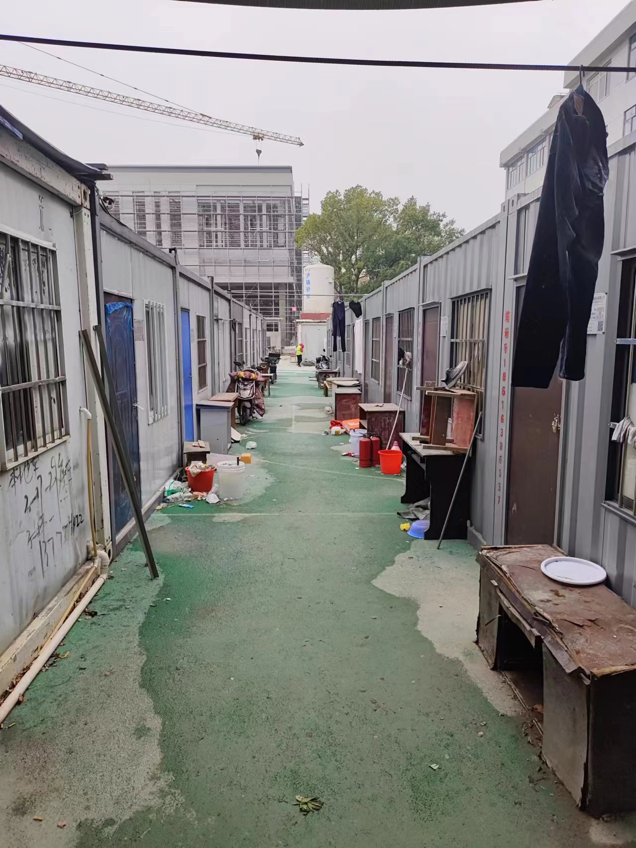 工人宿舍一般共用卫生系统,目前很难做到隔离。受访者供图