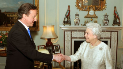 2010年，戴维&middot;卡梅伦领导的保守党在英国大选中赢得微弱多数，英国女王伊丽莎白二世在白金汉宫接见卡梅伦并邀请他组建新政府。图自BBC