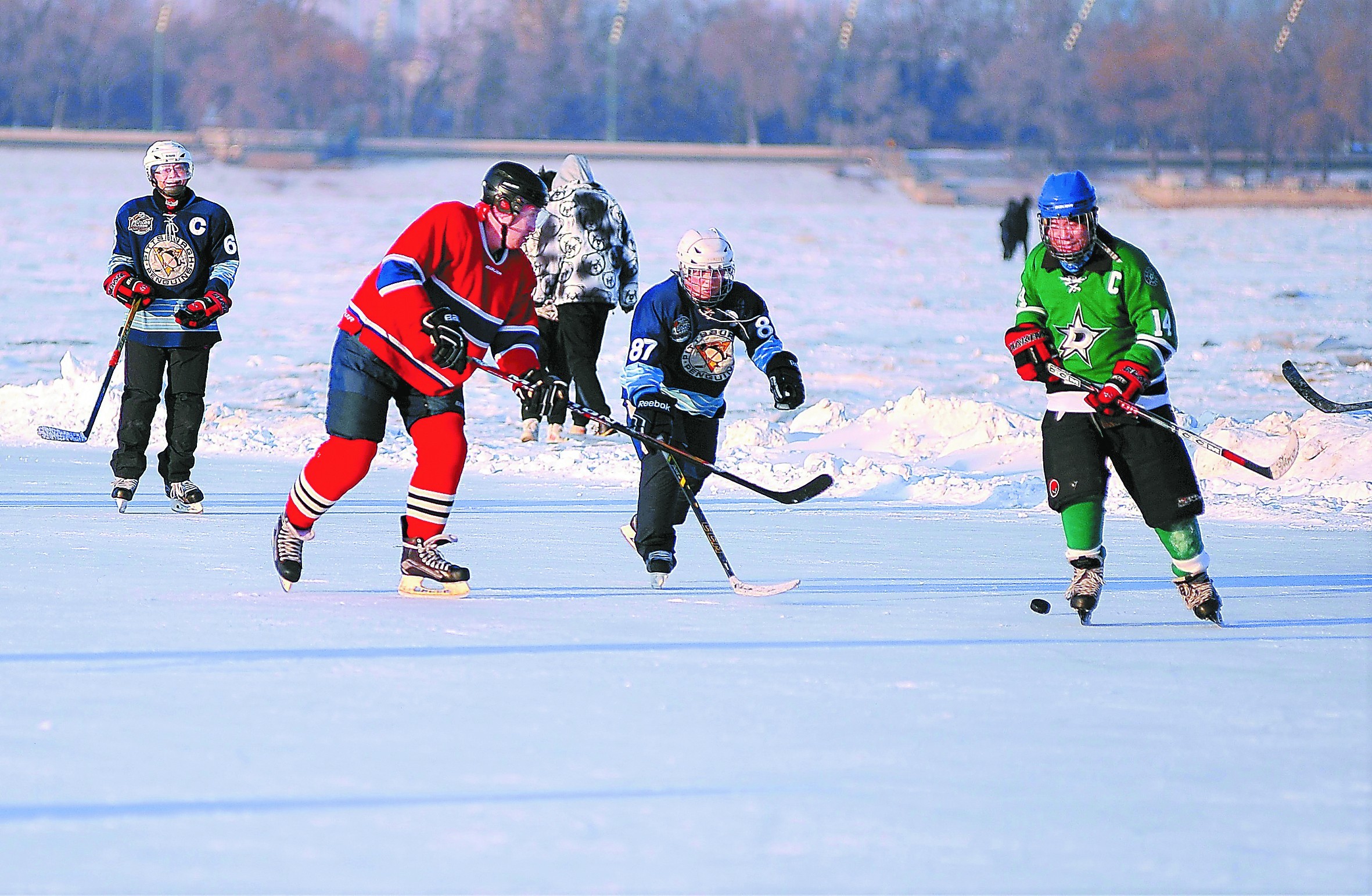 冰球爱好者在松花江冰面上激战正酣。