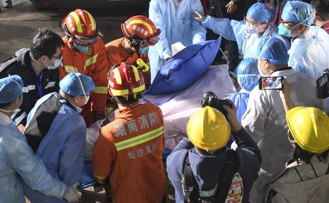 2022年5月2日晚，湖南长沙居民自建房倒塌事故现场，第8名被困人员被救出。 中新社记者 杨华峰/摄