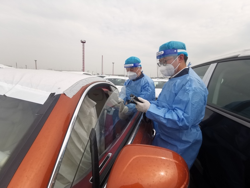 3月30日，外港海关党员突击队坚守一线，保障口岸汽车进出口通关顺畅。（供图）