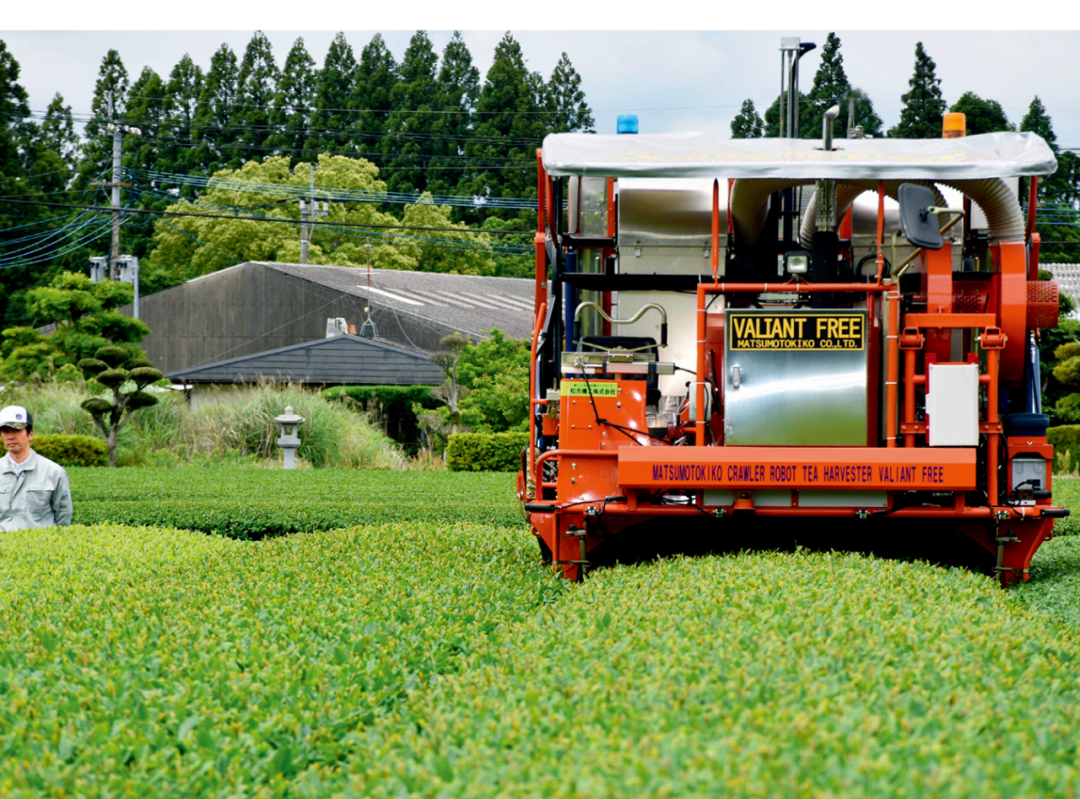 2019年5月10日，日本鹿儿岛县政府和县内机械厂商面向茶农，利用人工智能（AI）和传感器开发出在无人驾驶的情况下走动收获茶叶的“无人采茶机”。