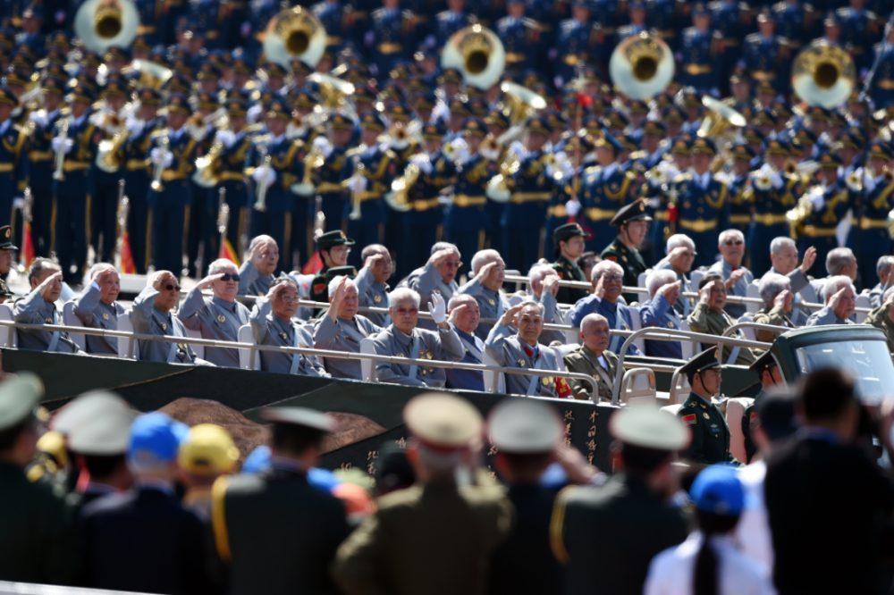 2015年9月3日,中国人民抗日战争暨世界反法西斯战争胜利70周年纪念大会在北京隆重举行。这是抗战老兵乘车方队通过天安门广场。新华社记者王定昶摄