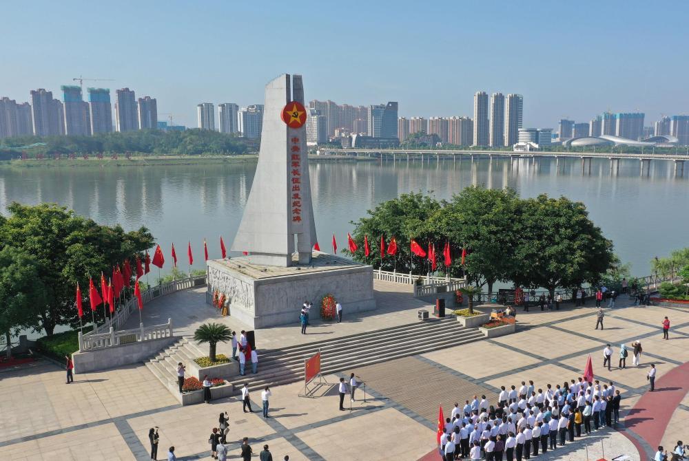 人们在江西省于都县中央红军长征出发纪念碑前参加纪念活动（2021年4月30日摄，无人机照片）。新华社记者 万象 摄