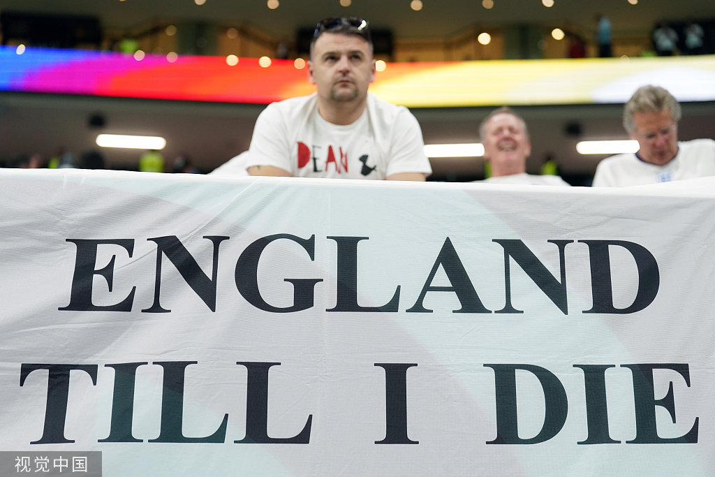 英格兰球迷打出标语——至死都支持英格兰。