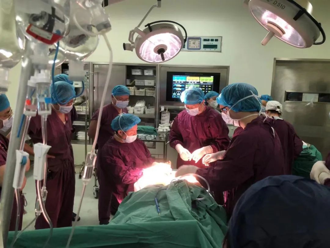 5月2日晚，专家团队在为小刘进行紧急手术。（受访者供图）