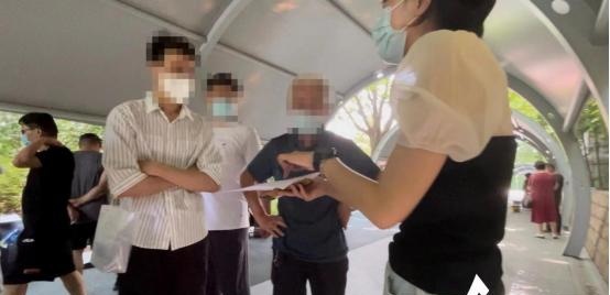 △路人围看记者手上拿着的个人信息