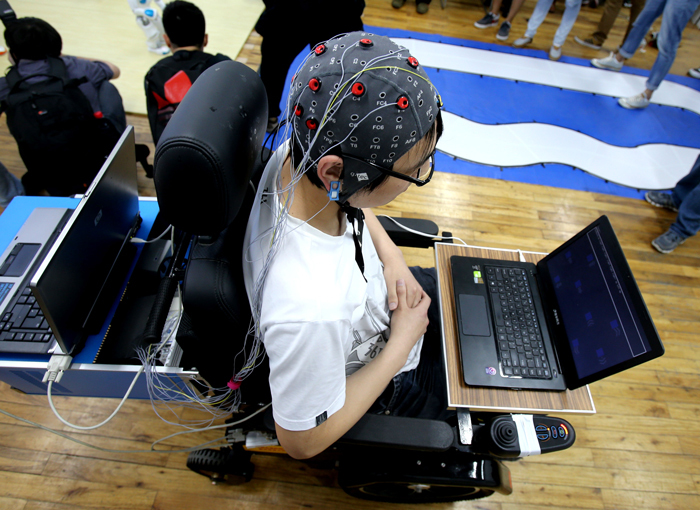 华东理工大学信息学院创新团队在演示脑控轮椅控制技术 刘颖 摄