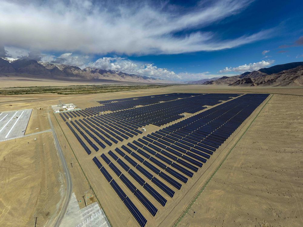 这是深圳援建的新疆塔什库尔干塔吉克自治县2万千瓦太阳能光伏扶贫电站（无人机照片，2020年6月15日摄）。新华社记者 胡虎虎 摄