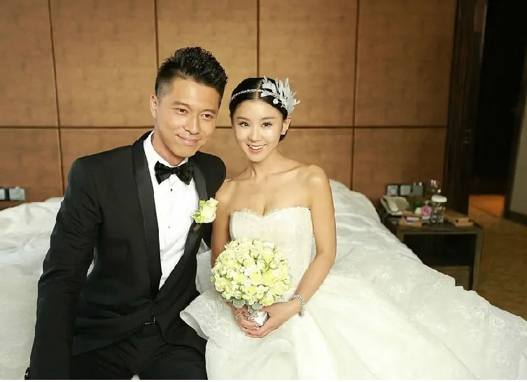 演员李小萌晒一家四口生活近照二胎儿子正脸罕见曝光