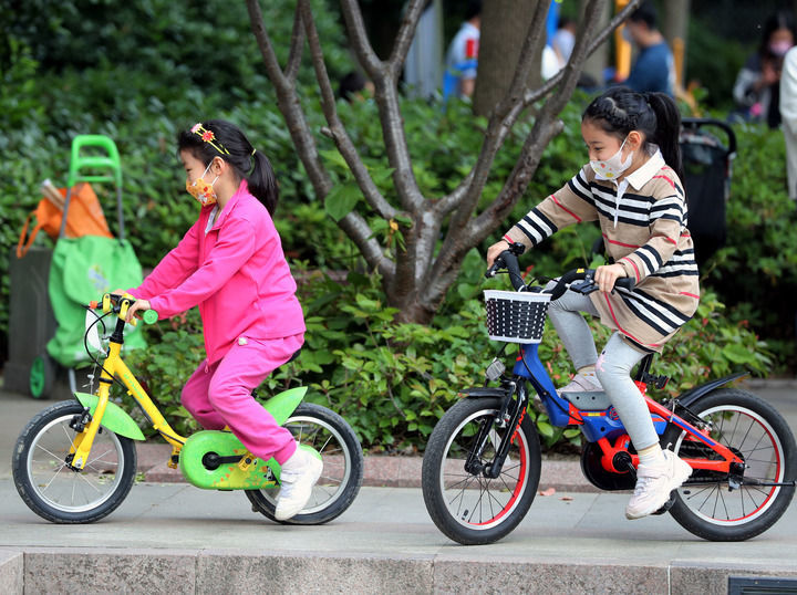 5月17日，在上海市松江區，小朋友們在騎自行車。新華社記者 劉穎 攝