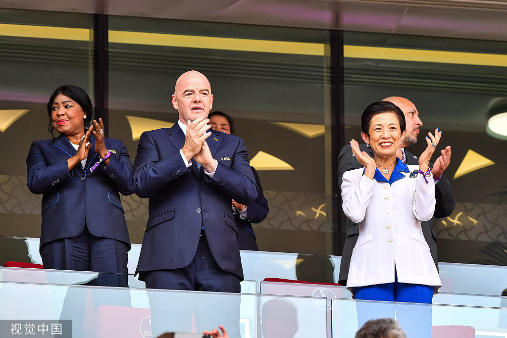 国际足联主席因凡蒂诺（左二）也来现场观战日本队。