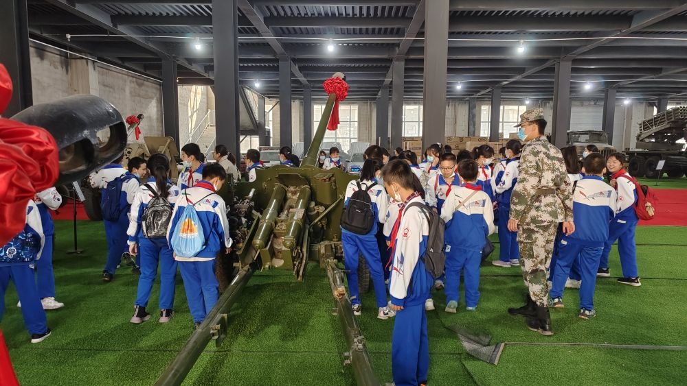 太原市小学生参观礼炮。新华每日电讯记者王劲玉摄