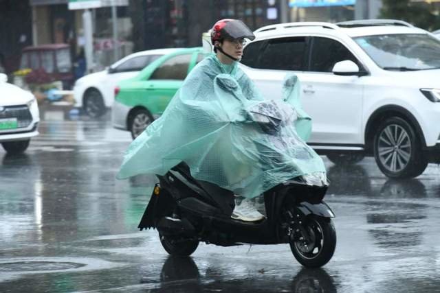 10月6日,安徽阜阳市迎来秋季持续降雨天气,气温出现断崖式下降。图/中新图片网