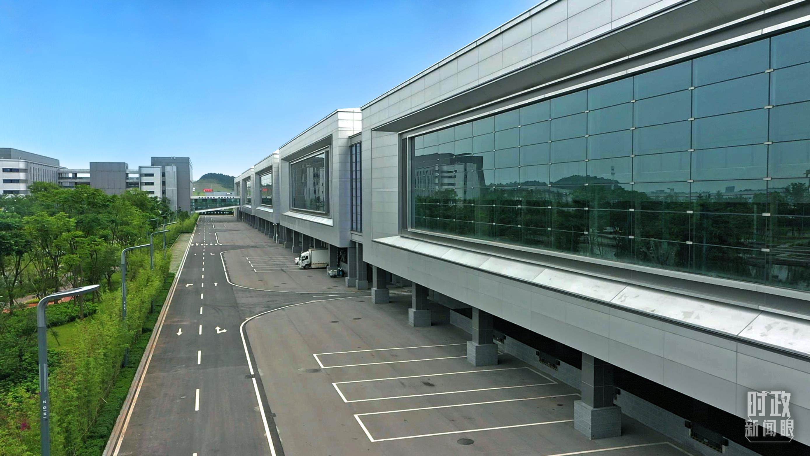 △极米光电有限公司的高科技厂房。（总台记者胡吉川拍摄）