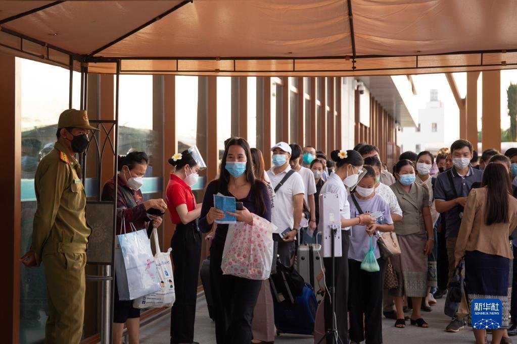 12月1日，在老挝首都万象火车站，乘客准备进站上车。新华社发（凯乔摄）