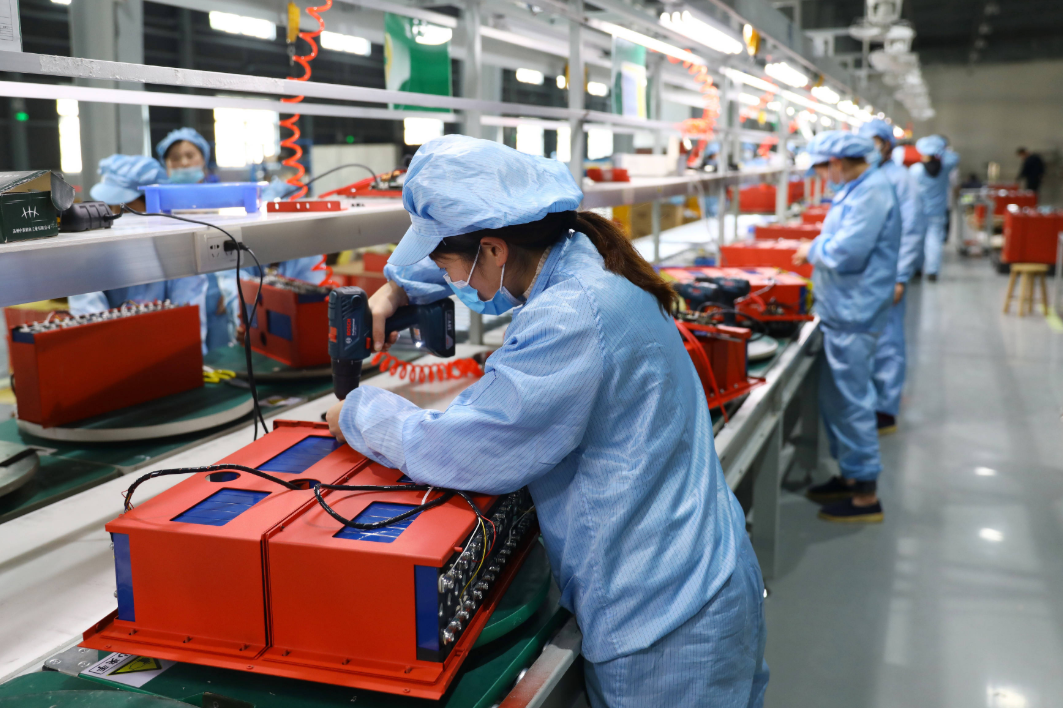 电池订单爆满,工人自比陀螺,小厂工程师等着上市一夜暴富_凤凰网财经