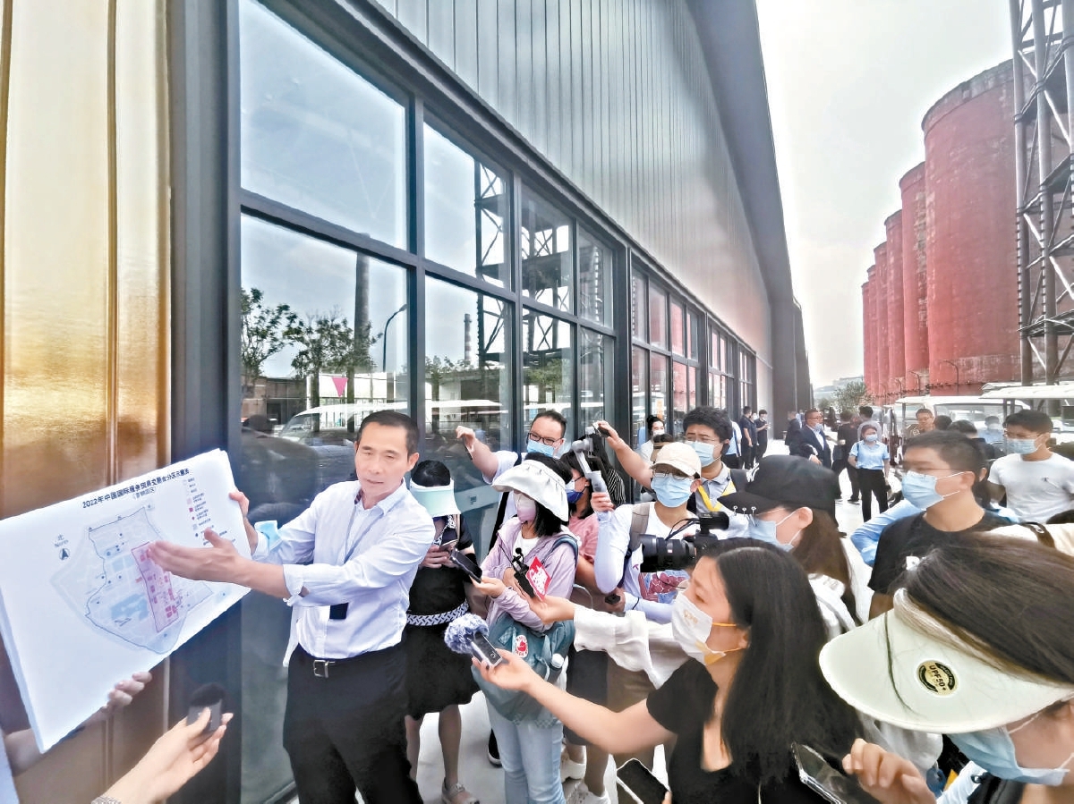 今天上午，在首钢园区举办2022年服贸会预热宣传首场活动——来自各大新闻媒体的记者前来场馆探营，了解此次服贸会的细节亮点。本报记者 甘南 摄