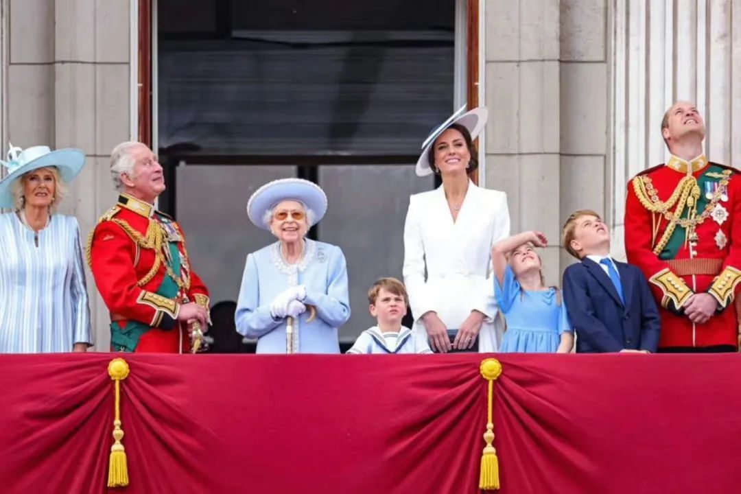 △2022年6月2日，超过1400名士兵、400名乐师和200匹马，通过阅兵式庆祝女王的官方生日。女王和王室成员们在白金汉宫的阳台上与万民共同观看。