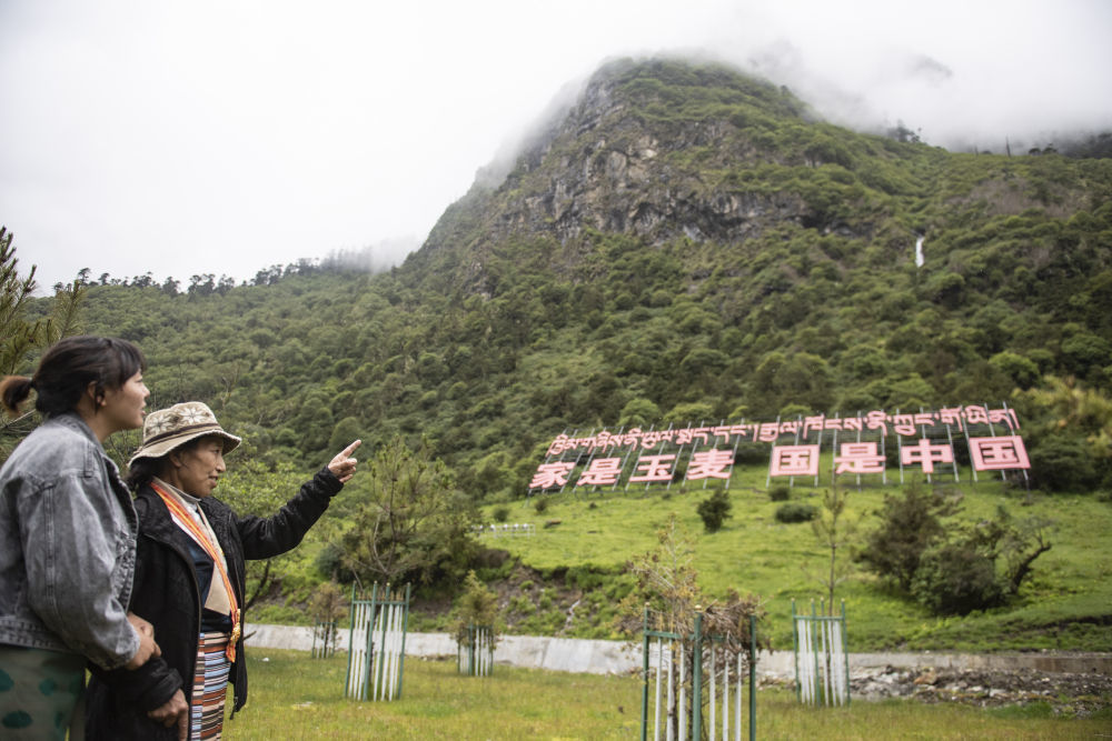 在西藏山南市隆子县玉麦乡，卓嘎（右）给女儿巴桑卓嘎讲述她为国守边的故事（2021年7月10日摄）。新华社记者 孙瑞博 摄