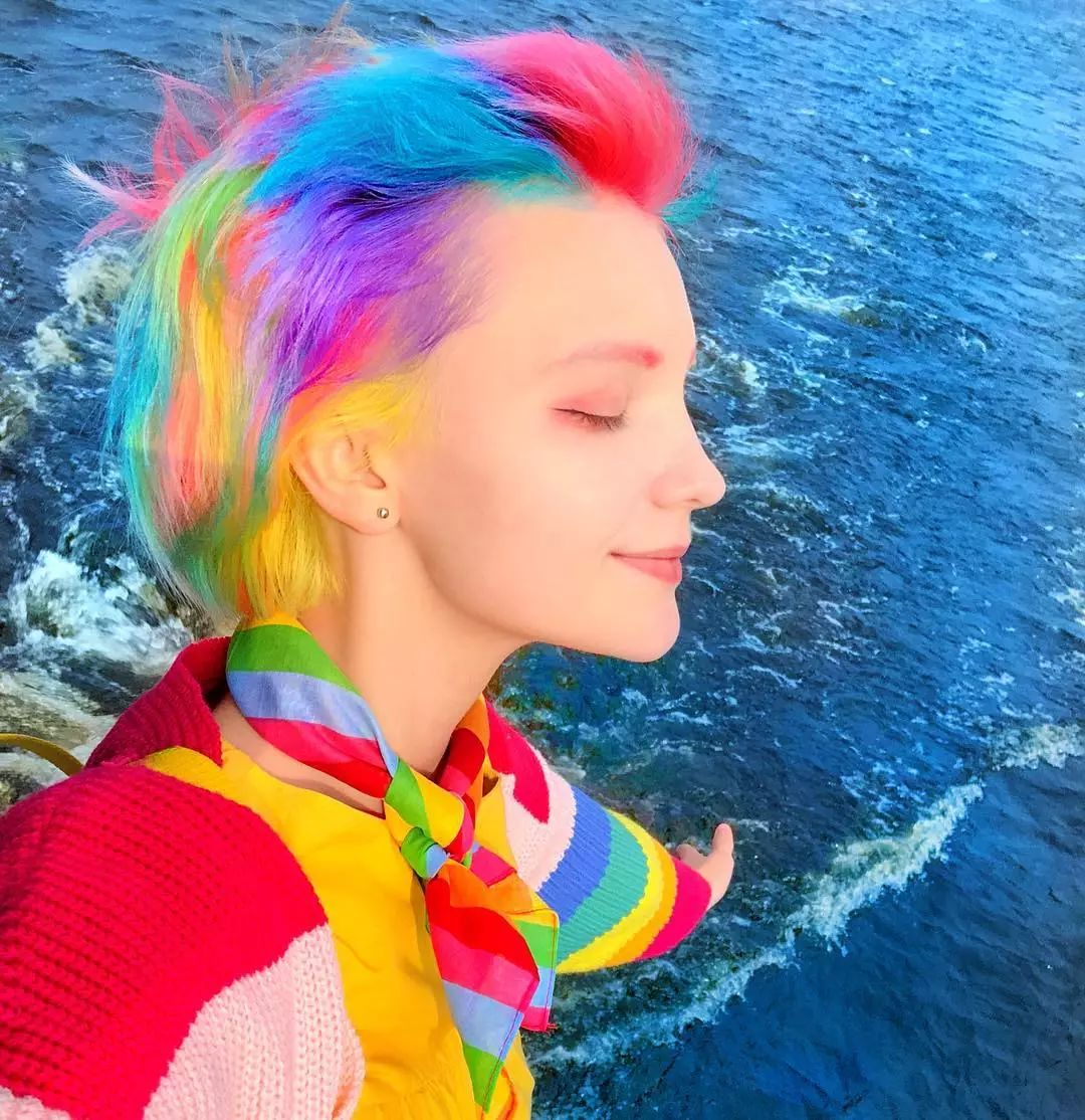 乌克兰精灵少女ins爆红彩虹发色天天不重样50w网友美得太上头
