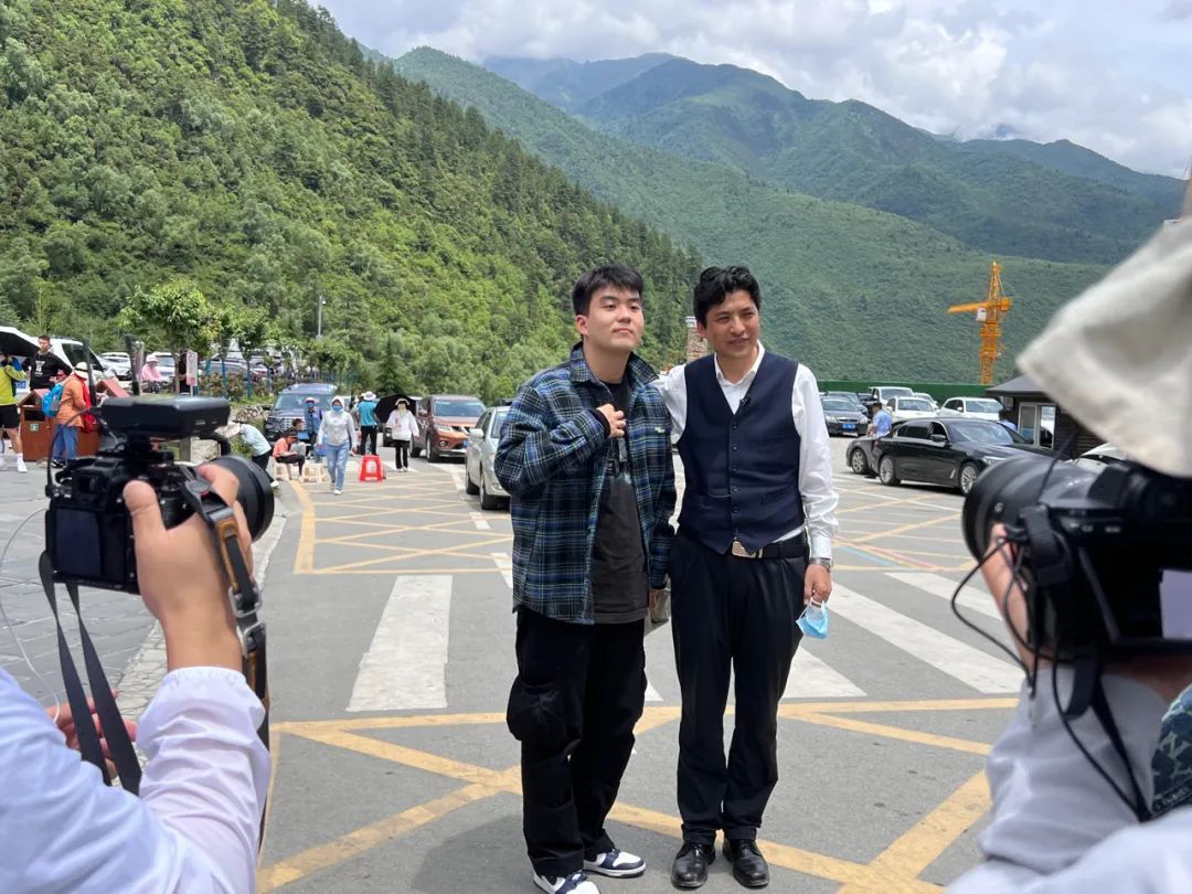 7月12日，木格措景区游客认出了“网红局长”，排着队跟他合影。新京报记者 杨雪 摄