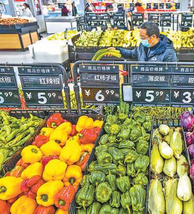 河北遵化一家超市里，顾客在选购蔬菜。