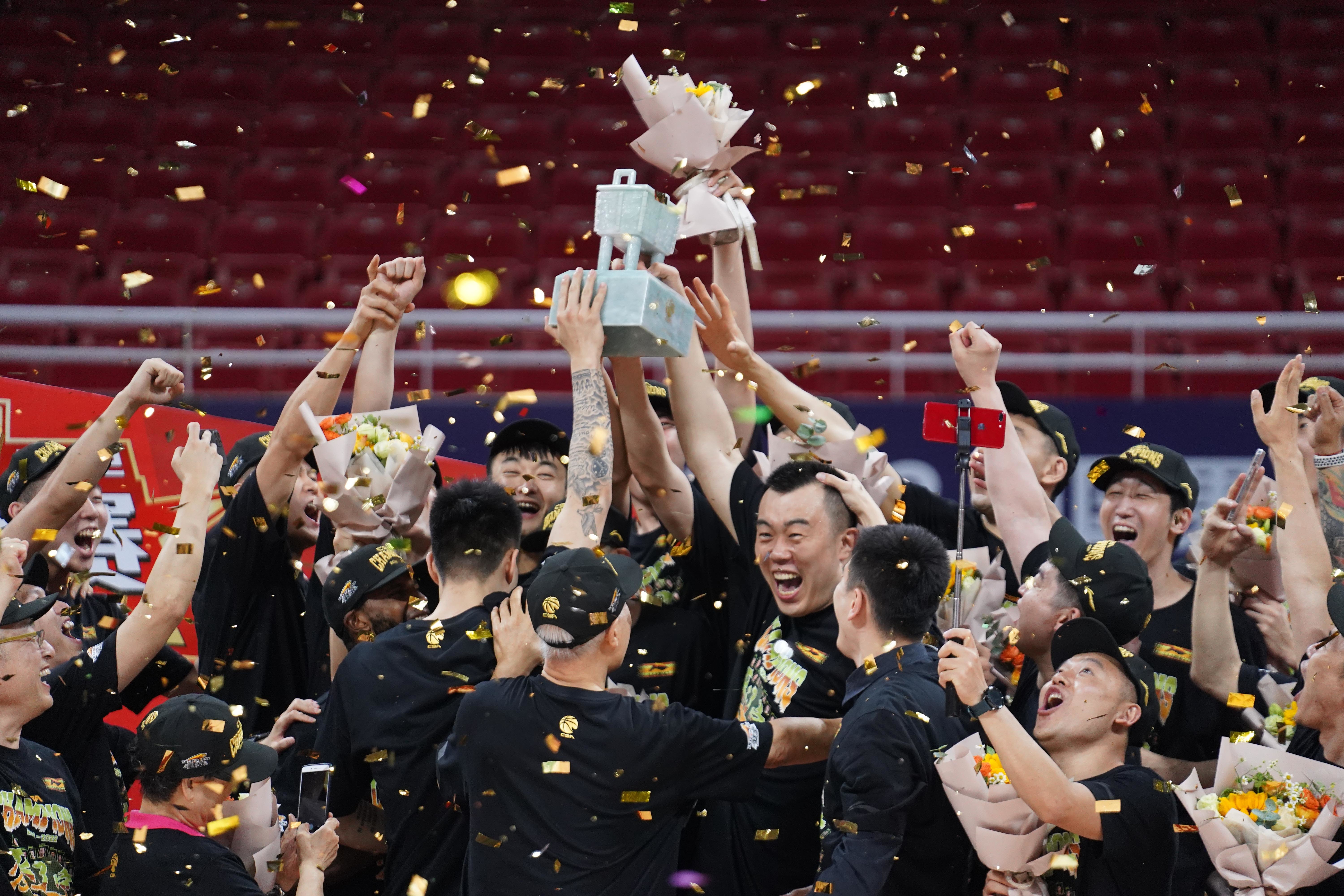 4月26日，辽宁本钢队球员在颁奖仪式上举起冠军鼎庆祝。新华社记者 周密 摄
