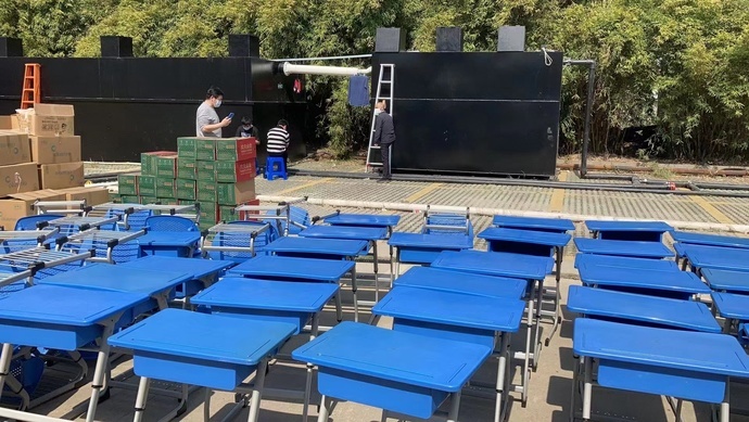 方舱内青少年不少,我们现场开出了“网课专用”教室