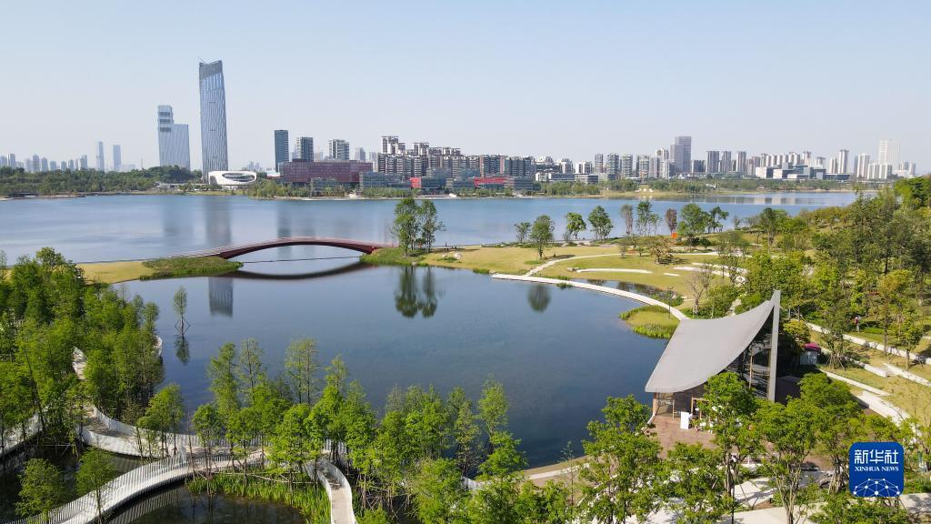 这是4月20日拍摄的成都兴隆湖一角（无人机照片）。新华社记者 胥冰洁 摄