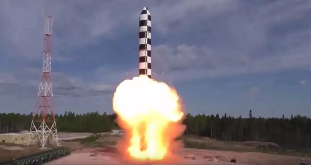 “萨尔马特”洲际弹道导弹发射。图片来源：俄国防部视频截图。
