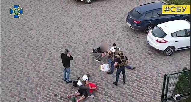 乌克兰方面公布的逮捕视频。视频截图
