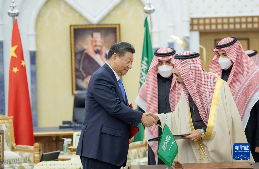 当地时间12月8日下午，国家主席习近平在利雅得王宫会见沙特国王萨勒曼。这是两国元首亲自签署《中华人民共和国和沙特阿拉伯王国全面战略伙伴关系协议》，同意每两年在两国轮流举行一次元首会晤。（新华社发）