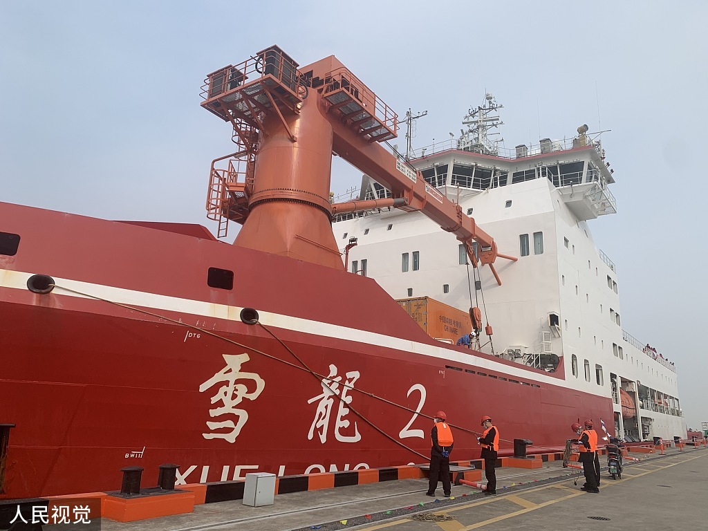 2022年4月20日下午16时许,国产“雪龙2”号极地科考船圆满完成中国第38次南极科学考察任务顺利返沪 ,靠泊在上海外高桥的中国极地科考国内基地码头。