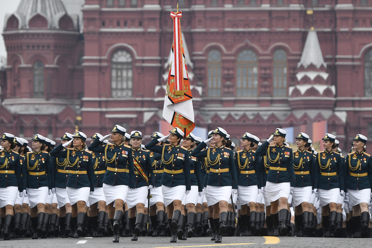 俄罗斯举行胜利日红场阅兵式，多位独联体国家领导人与普京共同阅兵并向烈士墓献花_环球 _ 文汇网