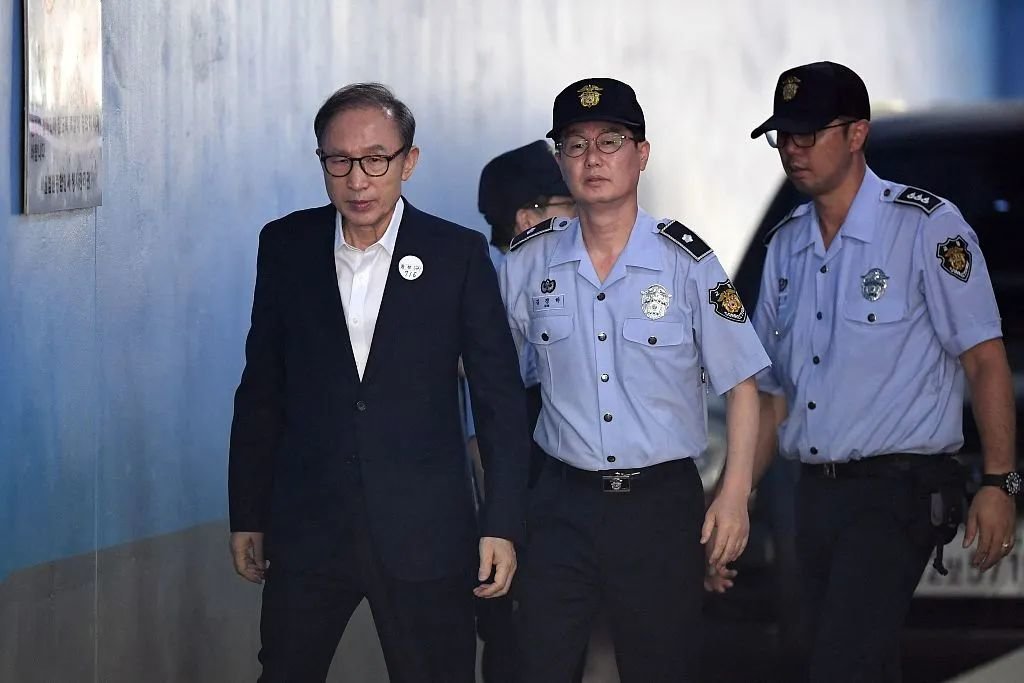 当地时间2018年9月6日，韩国首尔，韩国前总统李明博在法院出庭受审。图/视觉中国