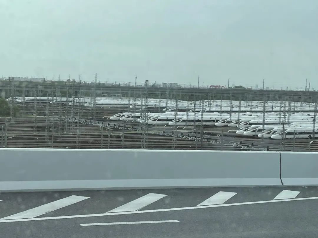 ▲转运途中路过虹桥火车站,一排排昔日奔驰的火车在库(受访者供图)