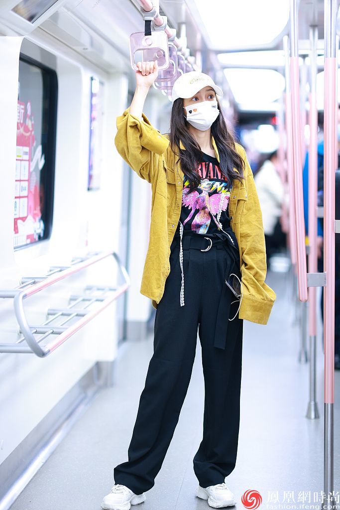 外搭姜黄色灯芯绒衬衫,潮酷十足.