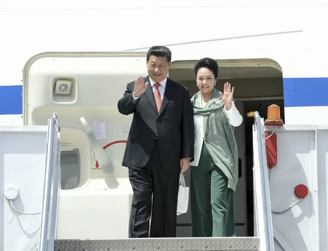 2015年4月20日，国家主席习近平抵达伊斯兰堡，开始对巴基斯坦进行国事访问。图为习近平主席和夫人彭丽媛向欢迎人群挥手致意。新华社记者 李学仁 摄