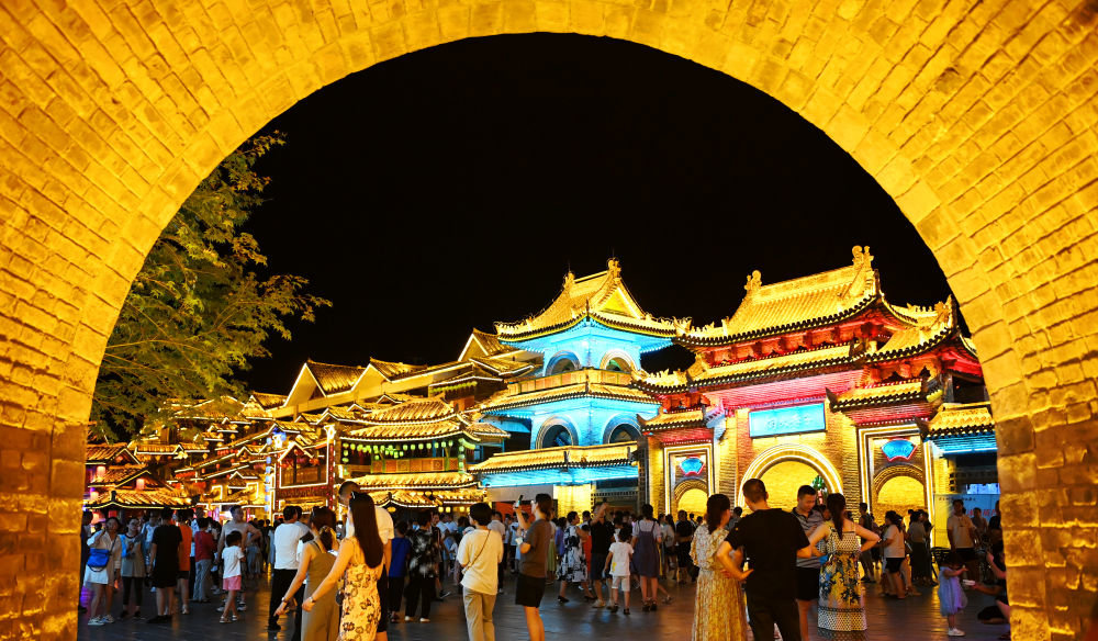 游人在陕西西安周至水街烟火巷子内游玩（2022年8月6日摄）。新华社记者 刘潇 摄