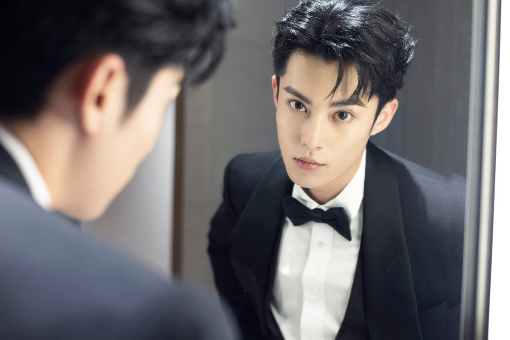 王鹤棣发布一组2022微博视界大会颁奖现场西装领结造型写真