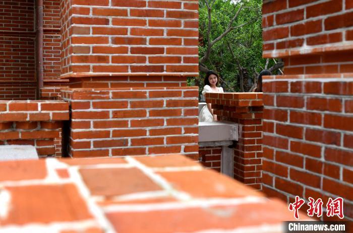 图为市民在青年桥上拍照留念。